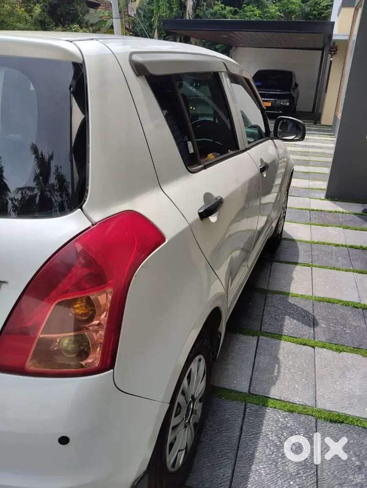 Maruti Suzuki Swift Lxi 2011