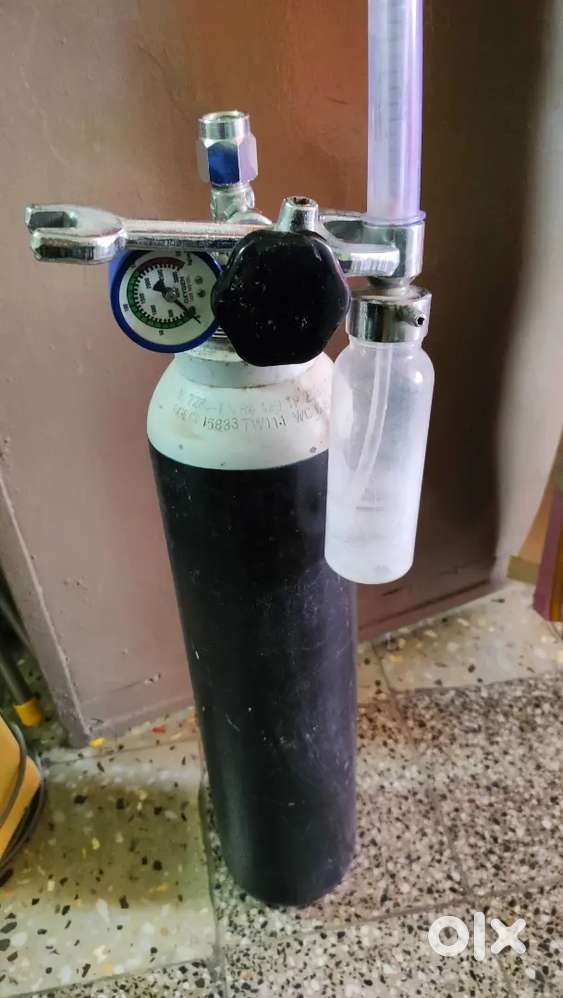 Medical oxygen cylinder with complete set