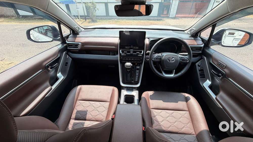 Toyota Innova Hycross, 2025, Petrol