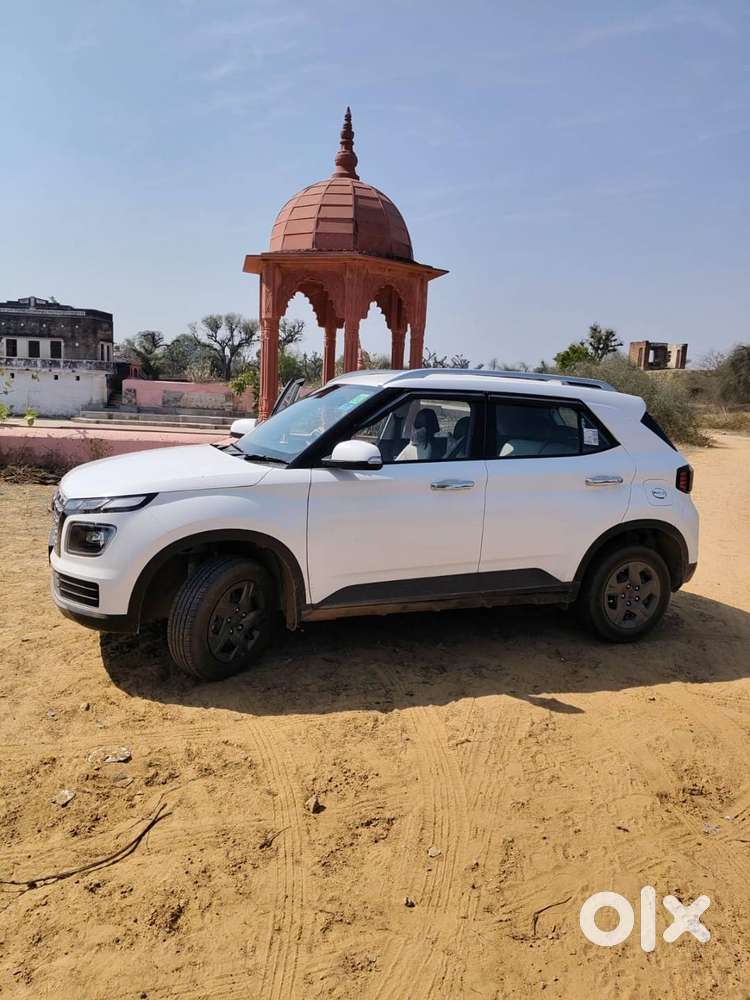 Hyundai Venue 2025 Petrol Well Maintained