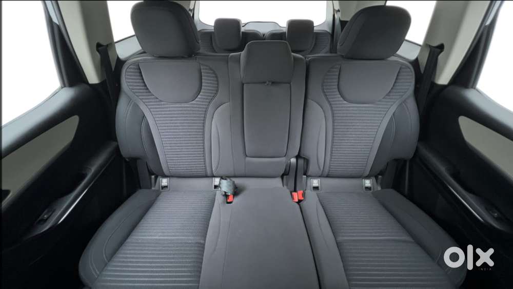 Mahindra Xuv700 2.0 Ax 5 Petrol Mt 7 Str, 2025, Petrol