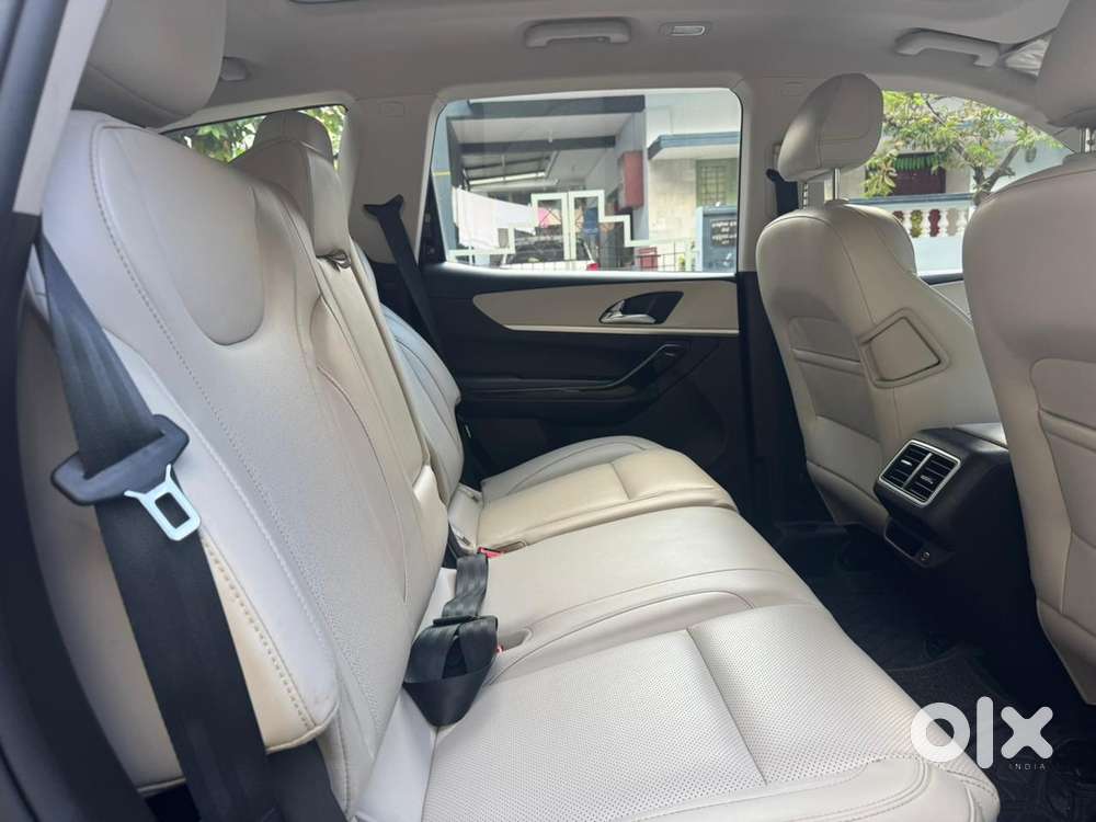 Mahindra Xuv700 2.0 Ax 7 Petrol At Str, 2023, Petrol