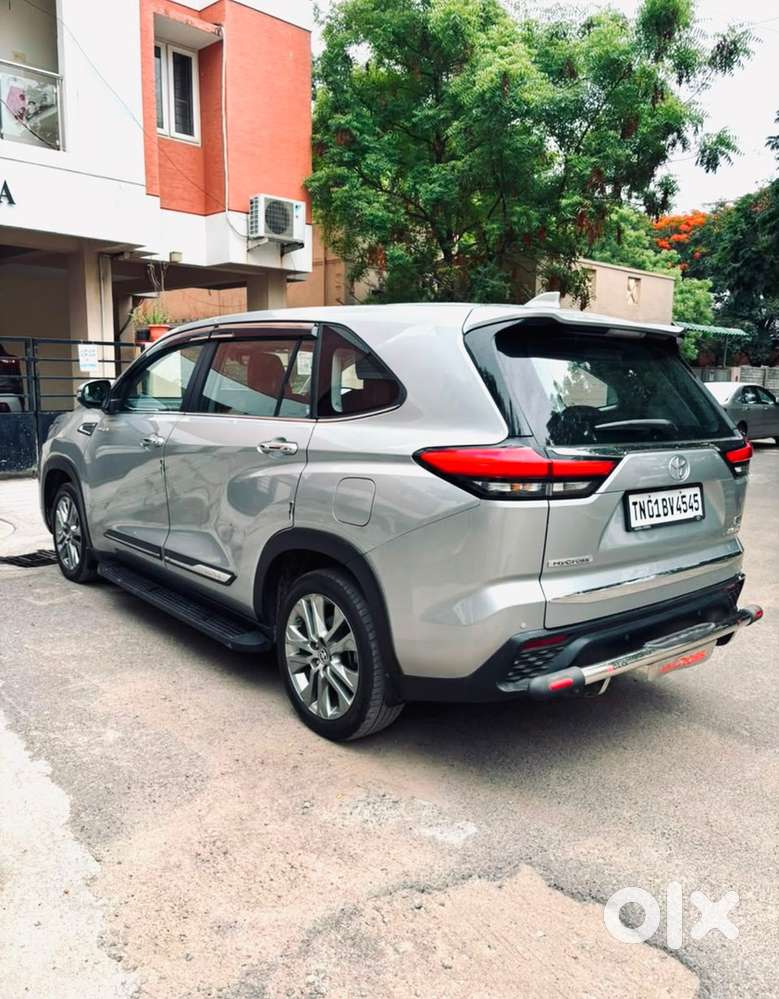 Toyota Innova Hycross Petrol 2024