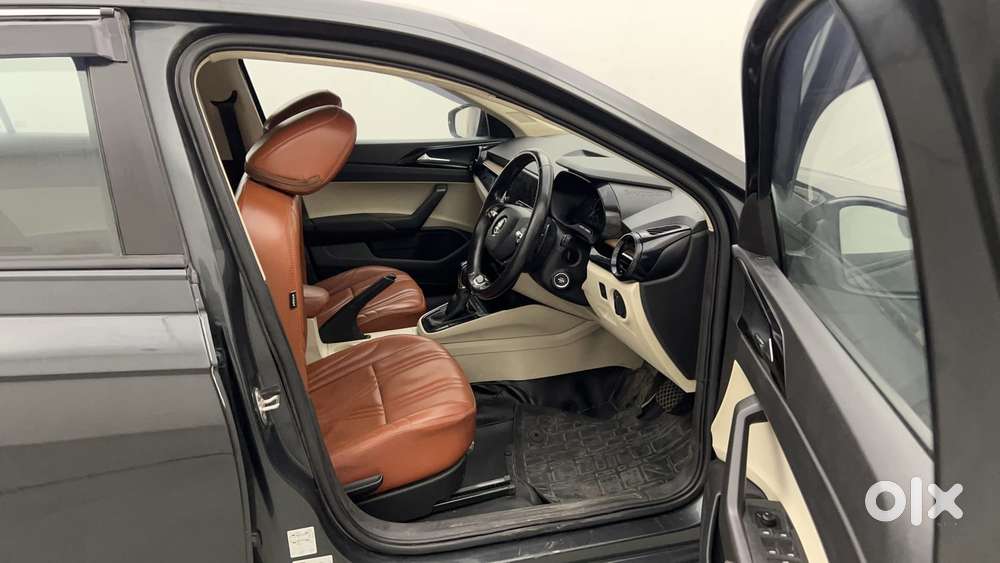 Skoda Slavia Ambition 1.0l Tsi At, 2022, Petrol