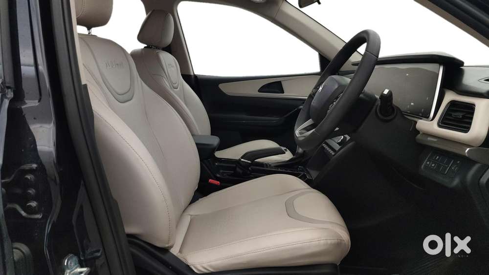 Mahindra Xuv700 2.0 Ax 7 Petrol At Str, 2024, Petrol