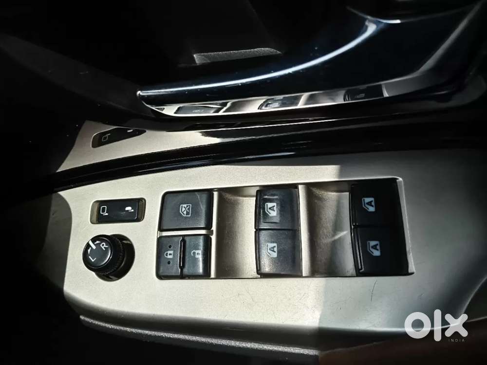 Toyota Innova Crysta 2.8 Zx At 7 Seater, 2016, Diesel