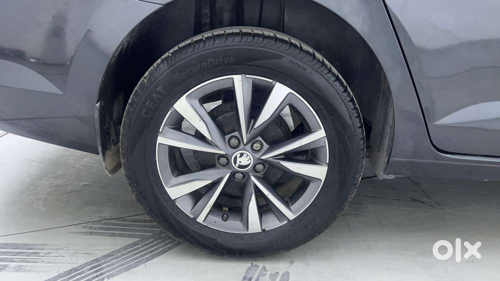 Skoda Slavia Style 1.0l Tsi Mt, 2023, Petrol