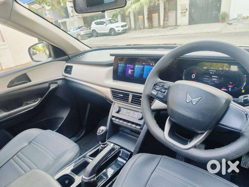 Mahindra Xuv700 2.0 Ax 5 Petrol Mt Str, 2022, Petrol