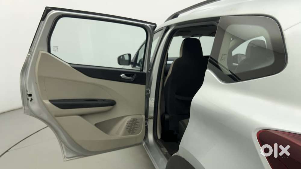 Renault Triber Rxz, 2023, Petrol