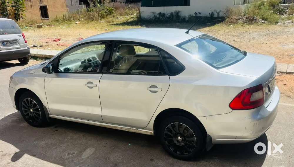 Skoda Rapid Elegance Plus 1.6 Tdi (2015)