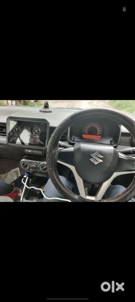 Maruti Ignis One Hand Use