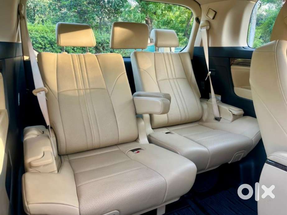 Toyota Vellfire 2.5 Executive Lounge, 2022, Petrol