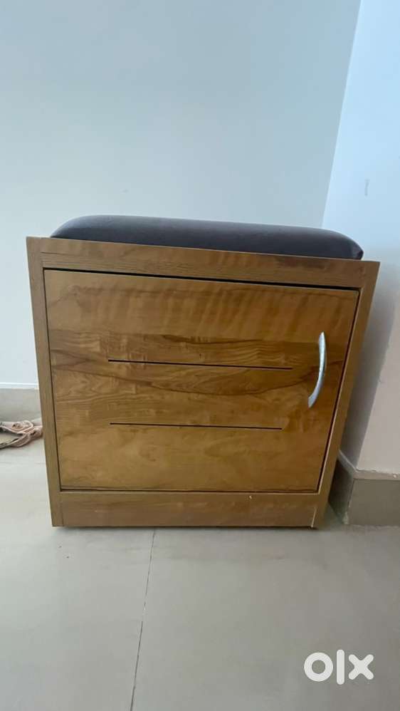 Shoe rack with two shelves