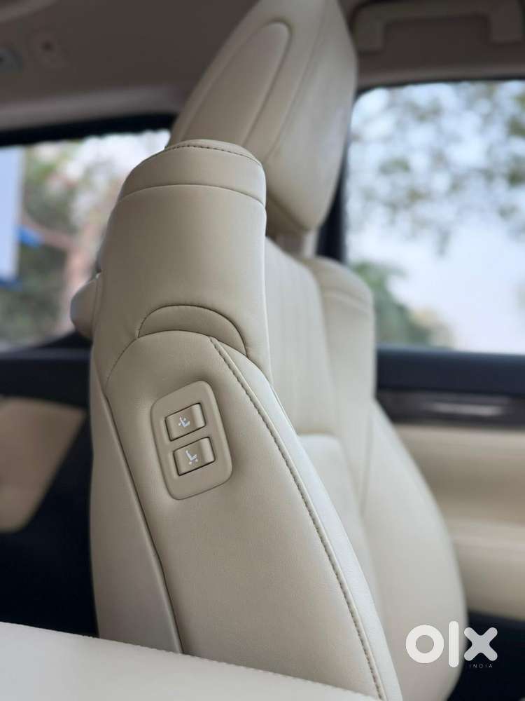 Toyota Vellfire 2.5 Executive Lounge, 2022, Cng & Hybrids