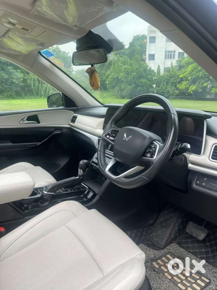 Mahindra Xuv700 2.0 Ax 7 Petrol At Str, 2023, Petrol