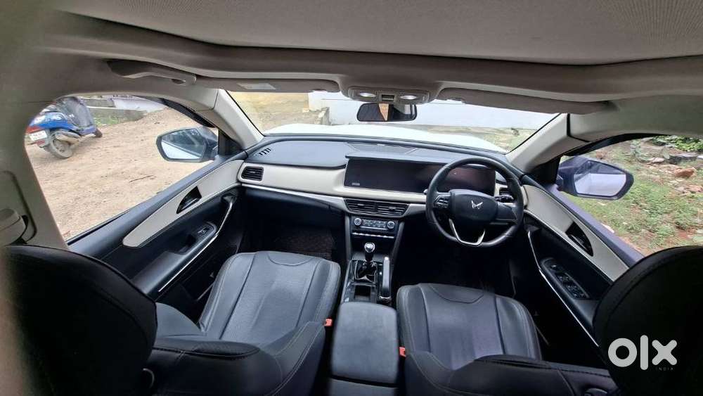 Mahindra Xuv700 2.0 Ax 5 Petrol Mt 7 Str, 2022, Petrol