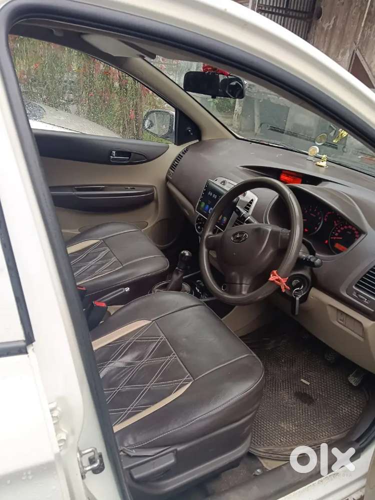 White Hyundai I20