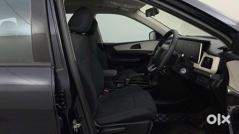 Mahindra Xuv700 2.2 Ax 5 Diesel At 7 Str, 2023, Diesel