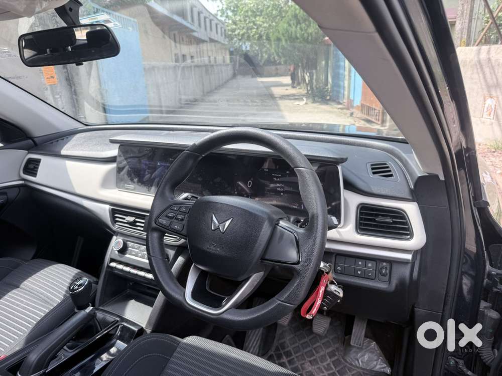 Mahindra Xuv700 2.0 Ax 5 Petrol Mt 7 Str, 2022, Petrol