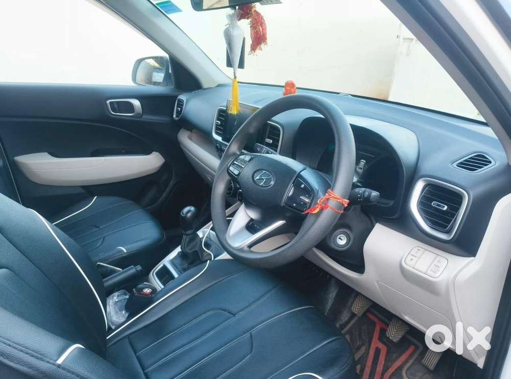 Hyundai Venue 2023 Petrol 11500 Km Driven