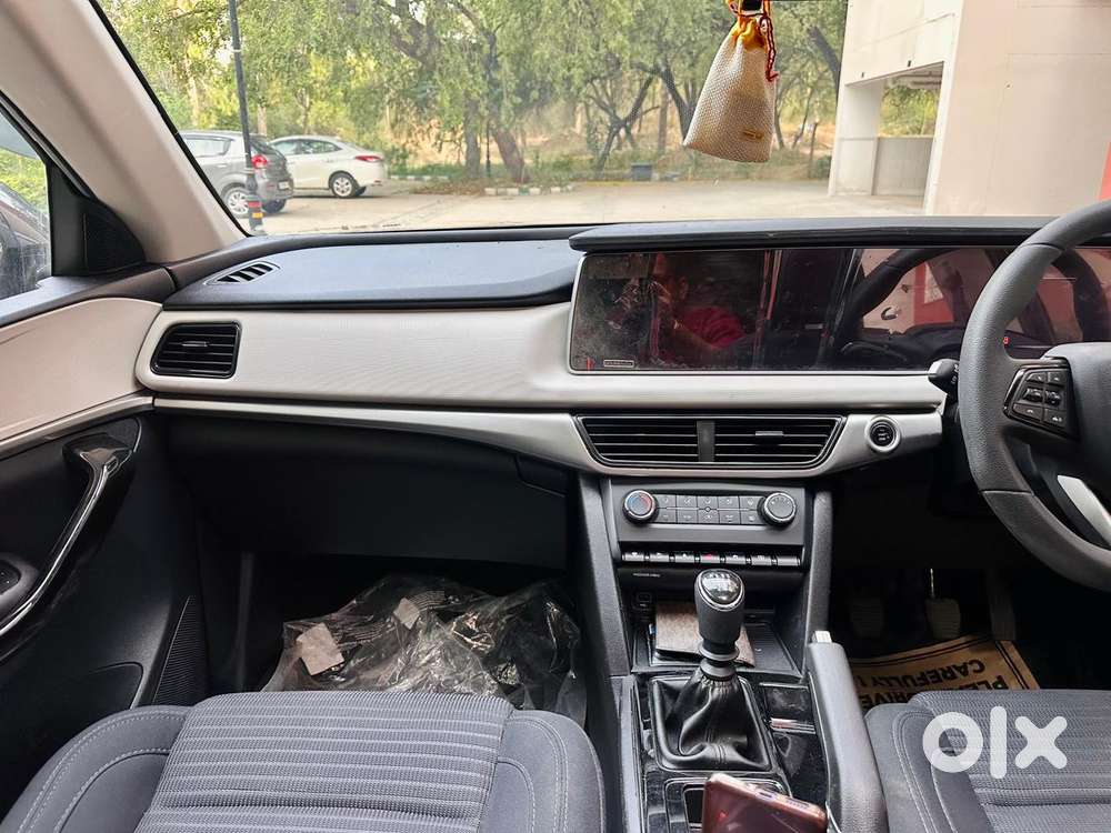 Mahindra Xuv700 2.0 Ax 5 Petrol Mt 7 Str, 2024, Petrol