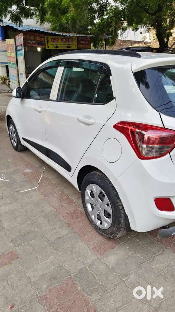 Hyundai Grand I10 Sportz, 2015, Petrol