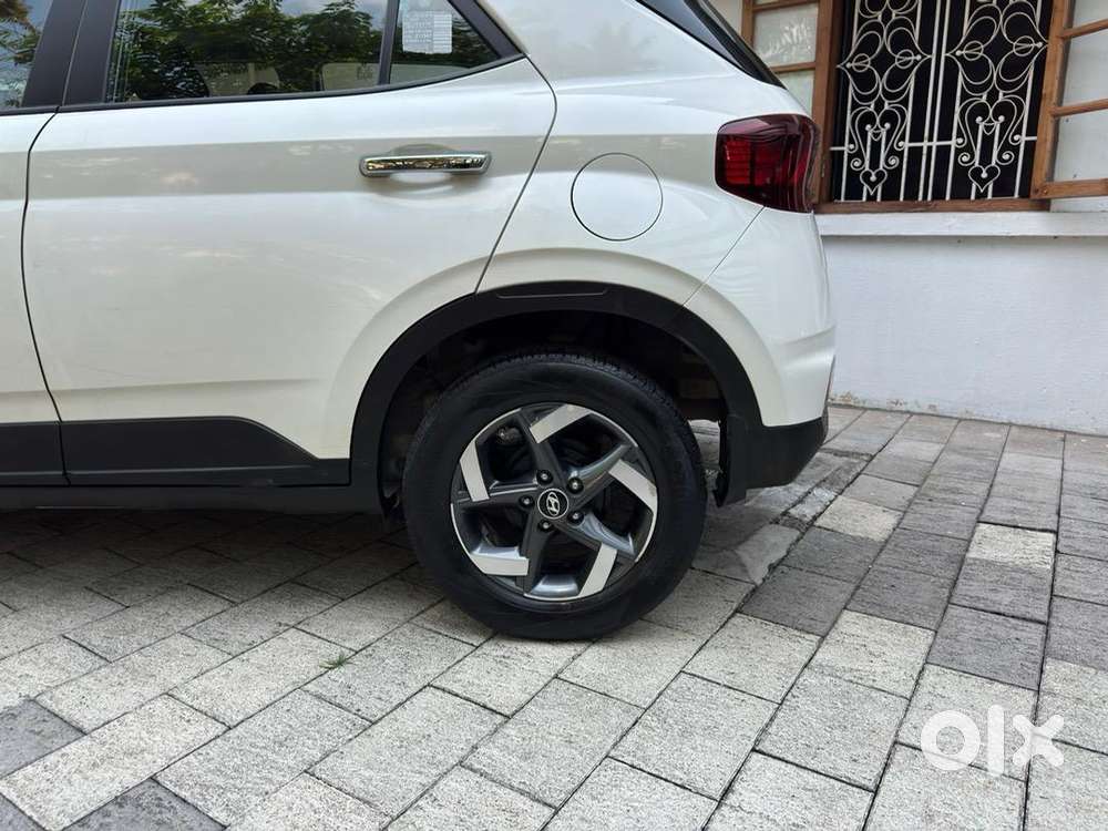 Hyundai Venue 2021 Petrol 18337 Km Driven Well Maintained