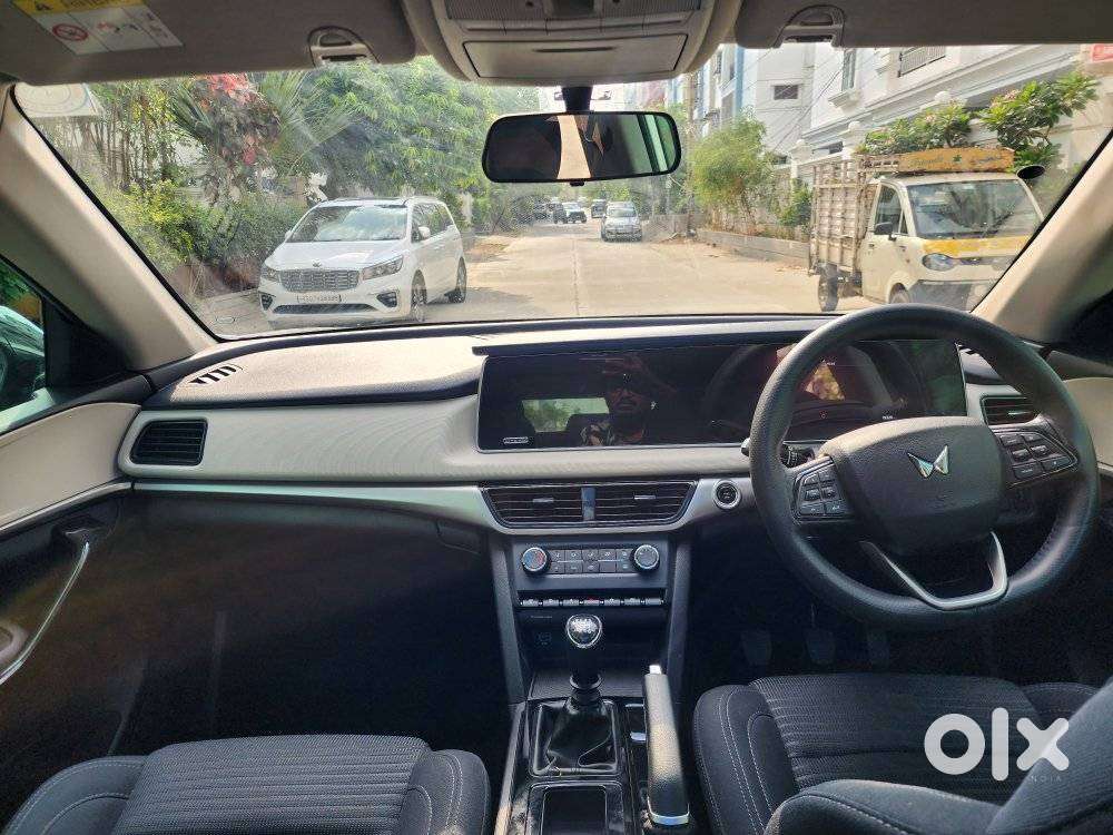 Mahindra Xuv700 Ax 5 Petrol Mt Str (e), 2024, Petrol