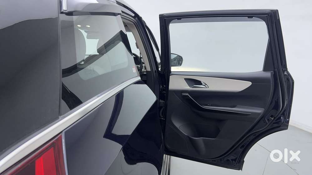 Mahindra Xuv700 2.0 Ax 7 Petrol At Luxury Pack Str, 2024, Petrol