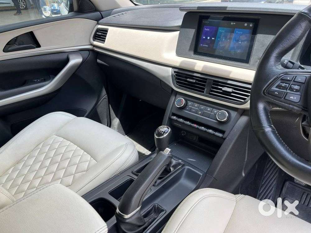 Mahindra Xuv700 2.0 Mx Petrol Mt 5 Str, 2022, Petrol