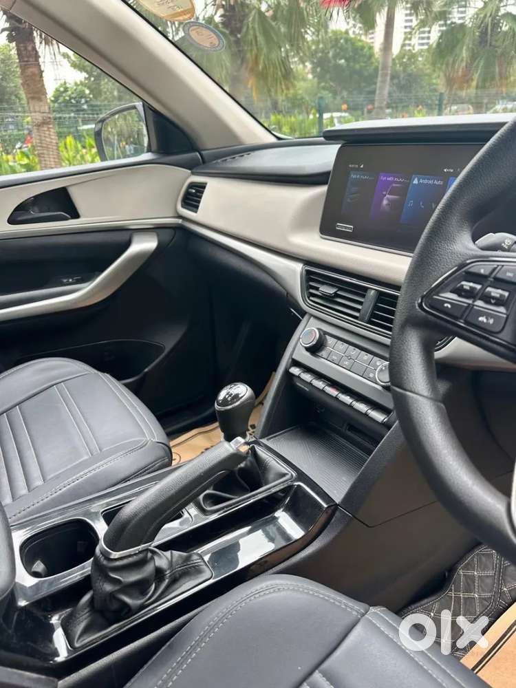 Mahindra Xuv700 Ax 3 Petrol Mt 5 Str (e), 2022, Petrol
