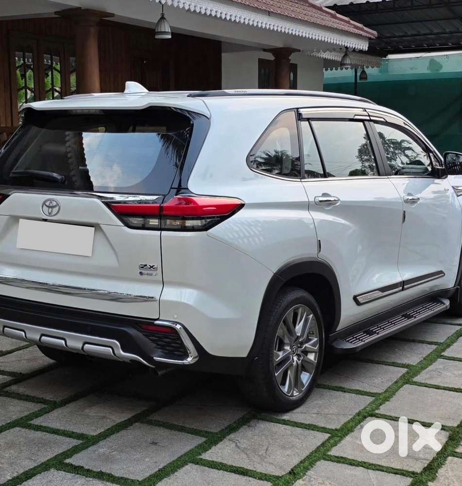 Toyota Innova Hycross 2025