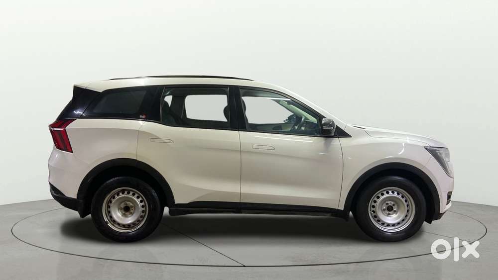 Mahindra Xuv700 2.0 Mx Petrol Mt 5 Str, 2023, Petrol