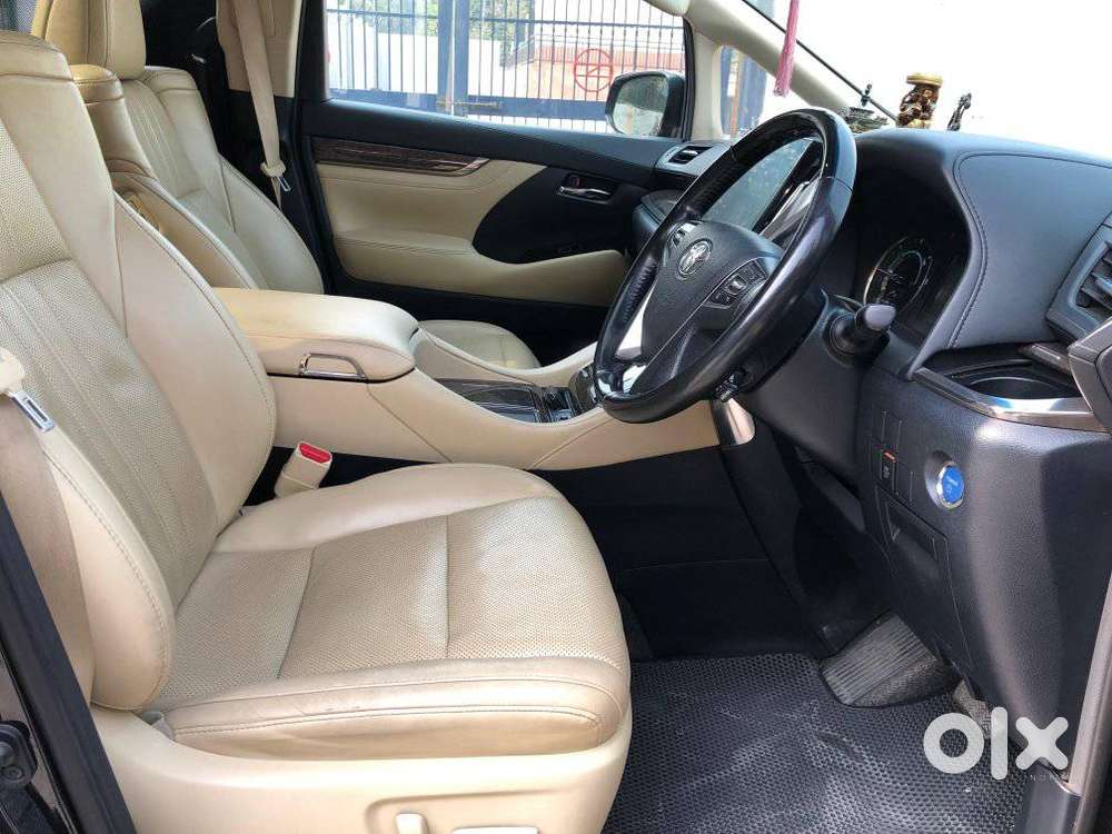 Toyota Vellfire 2.5 Executive Lounge, 2023, Cng & Hybrids