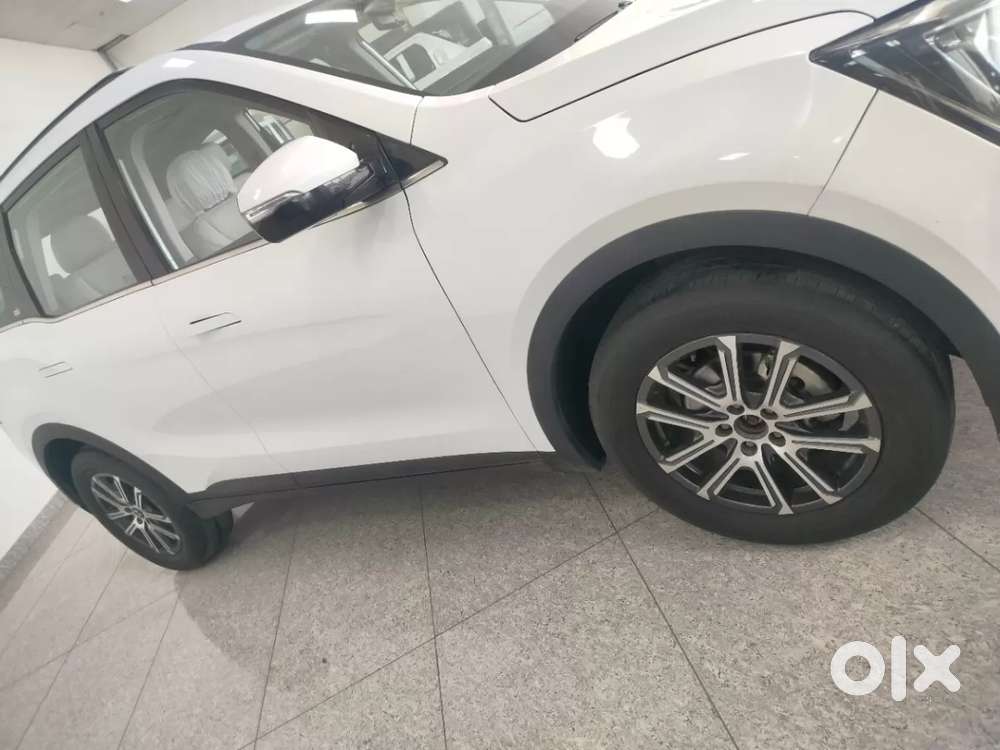 Mahindra Xuv700 2.0 Ax 7 Petrol Mt Str, 2024, Petrol