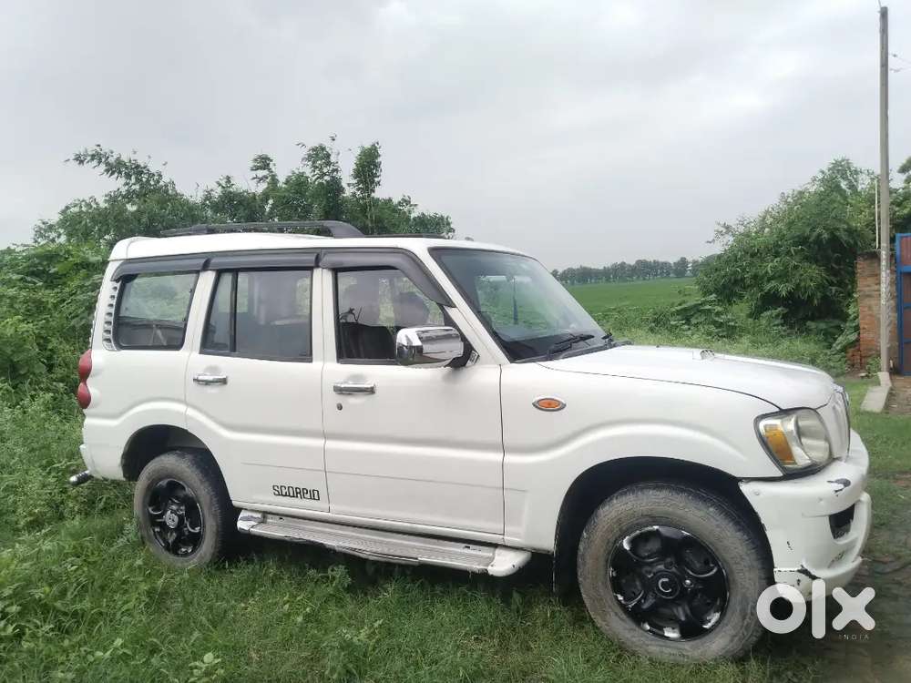Mahindra Scorpio 2010 कोचस के पास है