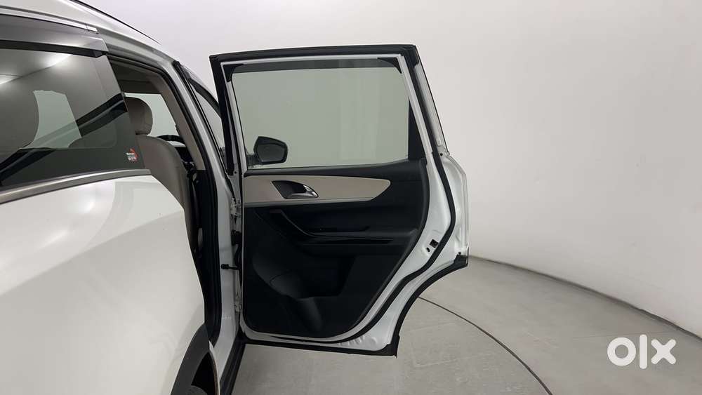 Mahindra Xuv700 2.0 Ax 7 Petrol At Str, 2022, Petrol