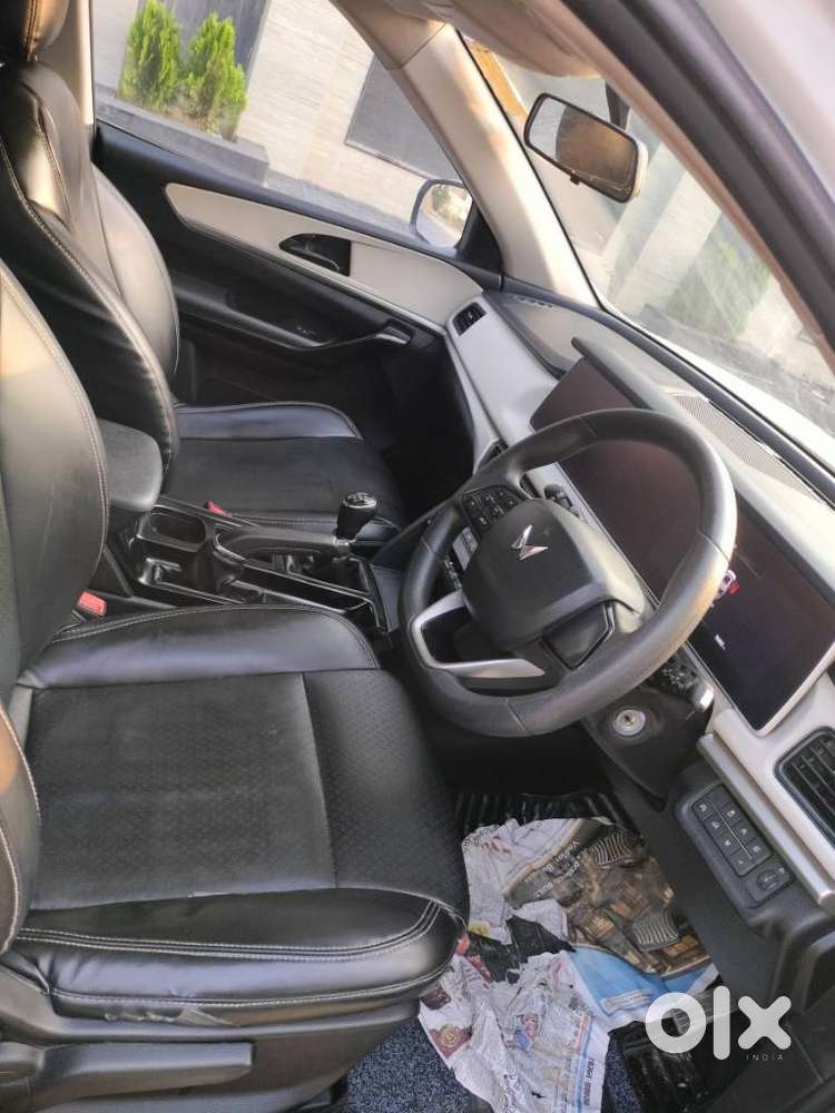 Mahindra Xuv700 2.0 Ax 5 Petrol Mt 7 Str, 2022, Diesel