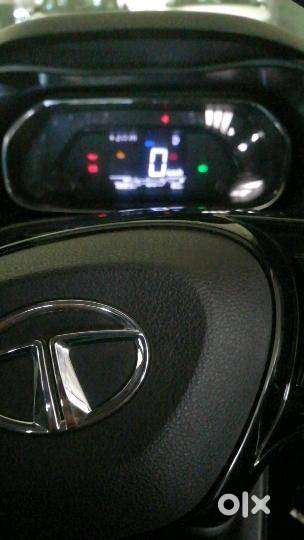 Petrol Nexon With Sunroof And 6 Gears