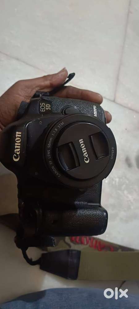 Canon 5d mark iii body  24.70f2. 8lens and 50mm 1.8lens 2batteries cha