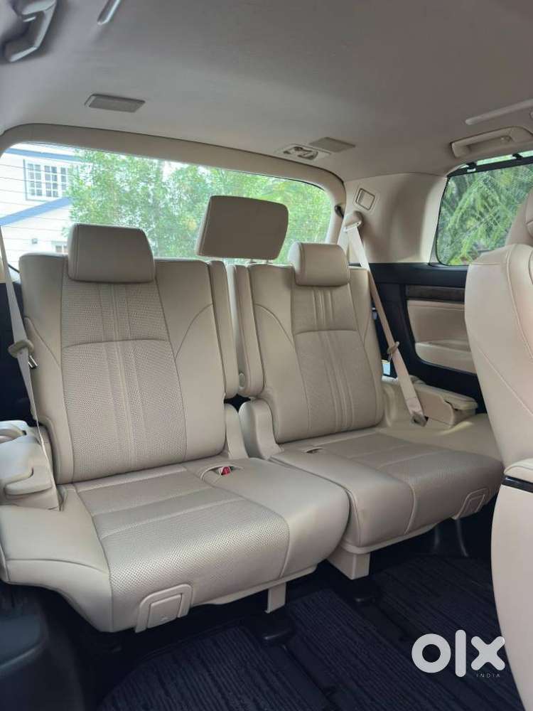 Toyota Vellfire 2.5 Executive Lounge, 2023, Petrol