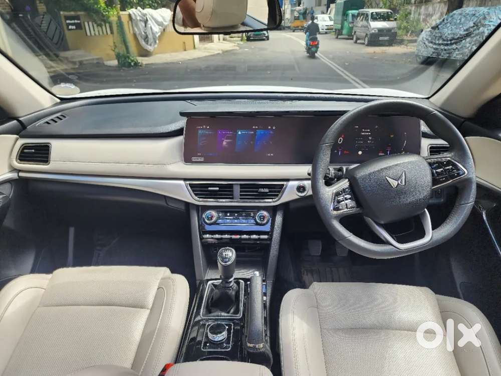 Mahindra Xuv700 2.0 Ax 7 Petrol Mt Str, 2025, Petrol
