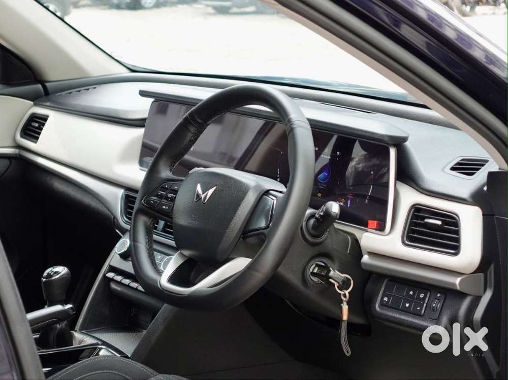 Mahindra Xuv700 Ax 5 Petrol Mt Str (e), 2022