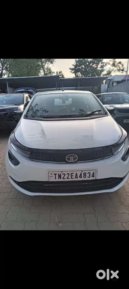 Tata Altroz 2023 Xm Petrol(white) 15k Kms Driven + Single Owner
