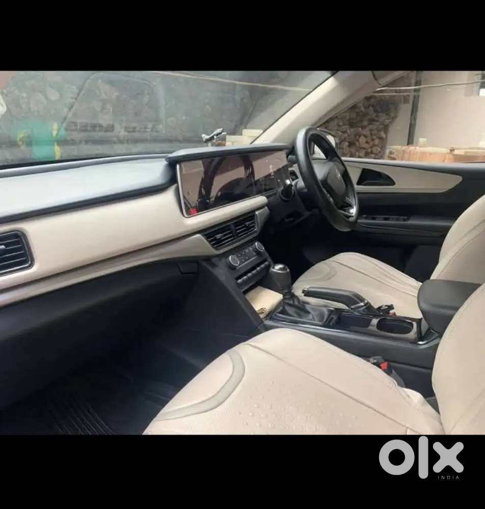 Mahindra Xuv700 2023 Petrol 10000 Km Driven