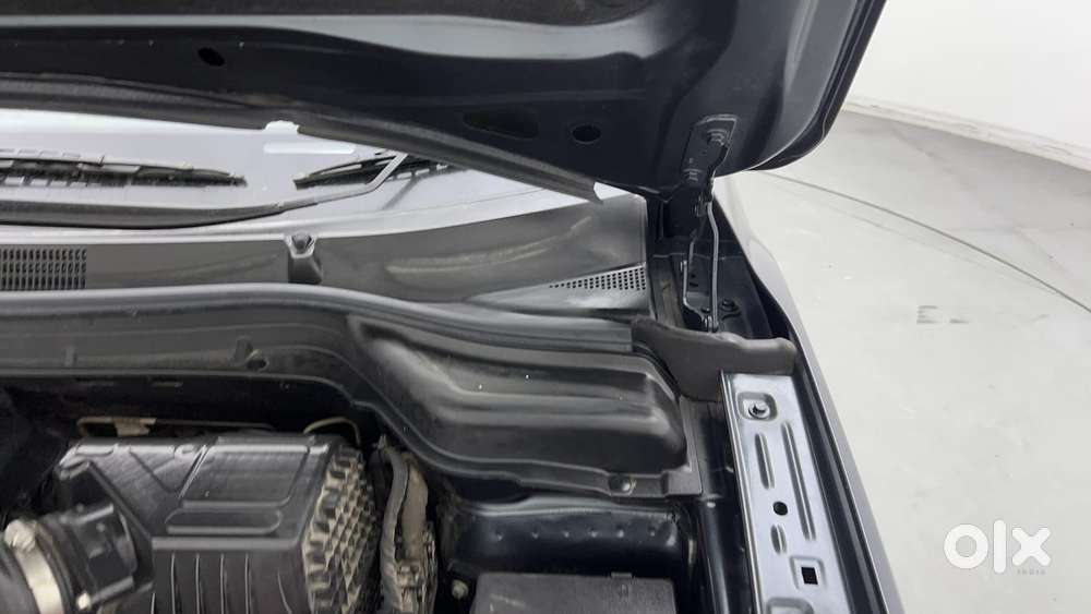 Mahindra Xuv300 1.2 W8 (o) Amt Petrol, 2023, Petrol