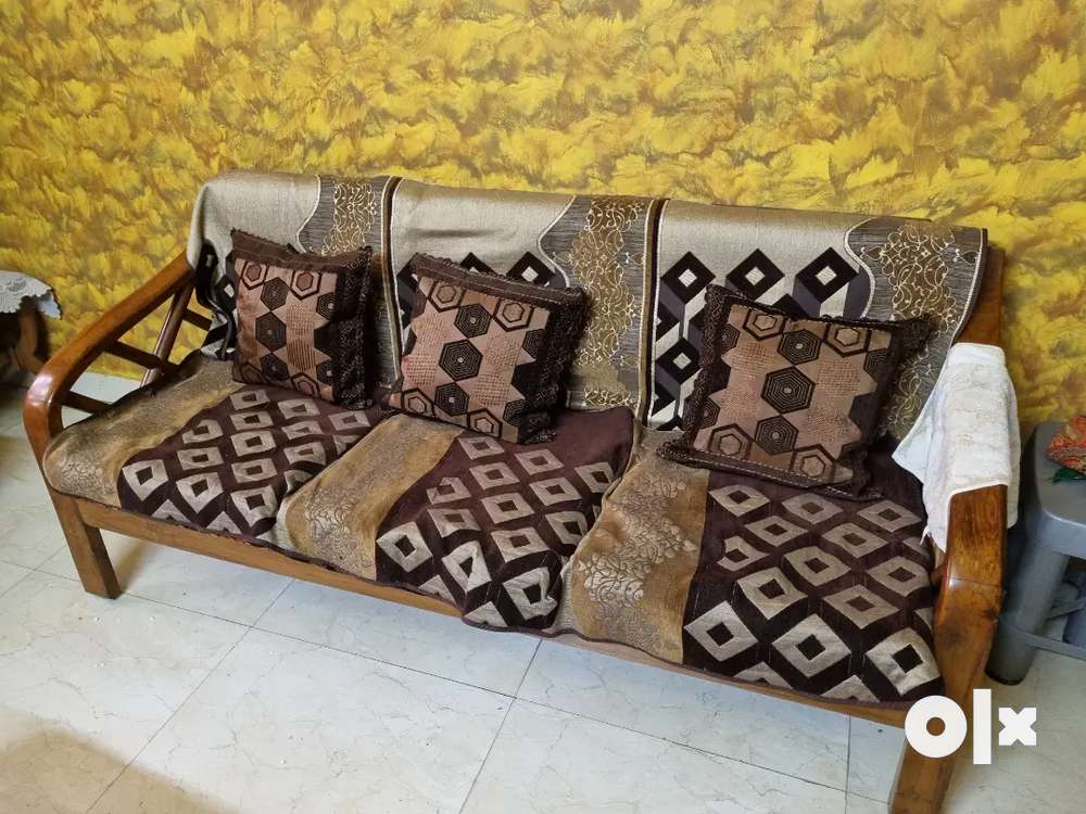 Old wooden deals sofa set olx