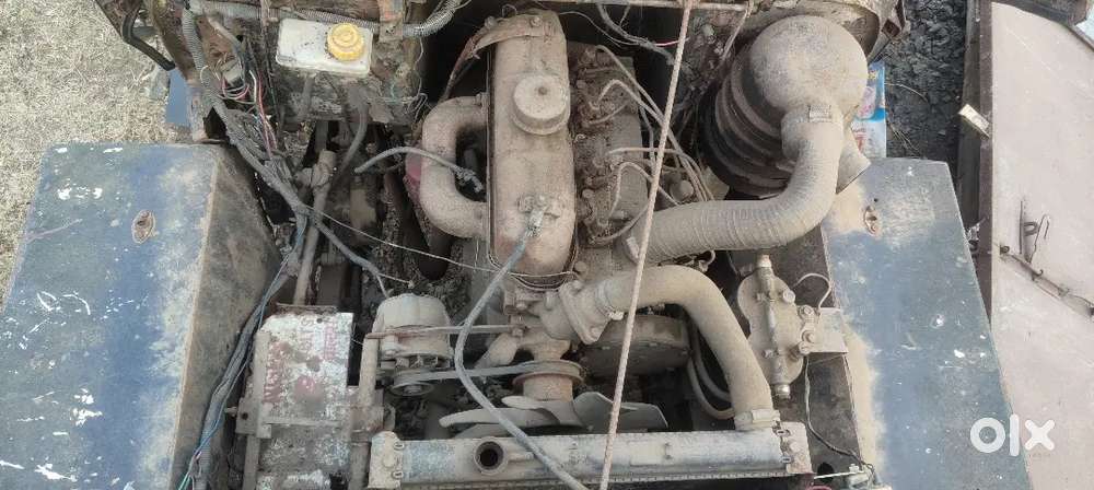 Jeep Hai Gi Engine Wali 4 Gear Reverse Ke Sath Gadi Chalu Hai