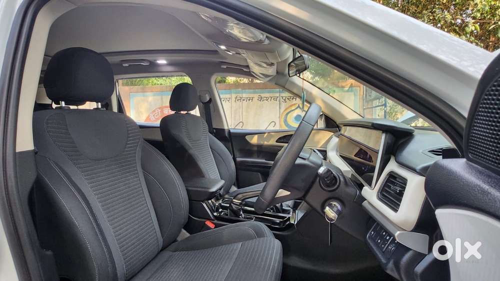 Mahindra Xuv700 2.0 Ax 5 Petrol Mt 7 Str, 2022, Petrol