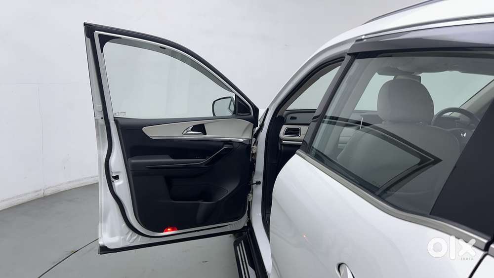 Mahindra Xuv700 2.2 Ax 7 Diesel At Luxury Pack Str, 2022, Diesel